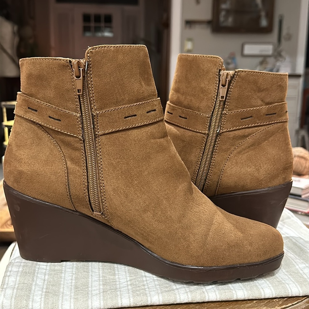 Naturalizer Women’s Jill Faux Suede Ankle Wedge Bootie, Light Brown Size 10 WIDE - Picture 5 of 16